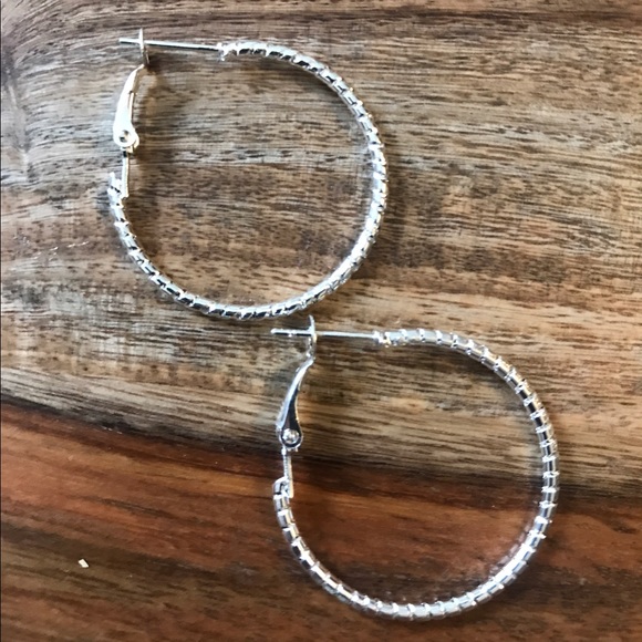 NWOT Silver Ultima Medium Size Hoop Earrings NEW - Picture 2 of 4